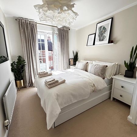 Delux Room With Private Parking, Sleeps 2, Perfect For Cotswold Getaway, Easy A419 Access Blunsdon Eksteriør bilde